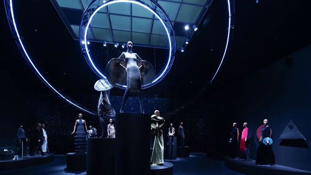 Pierre Cardin’s Futuristic Revival: A Bold Attempt to Redefine the Avant-Garde