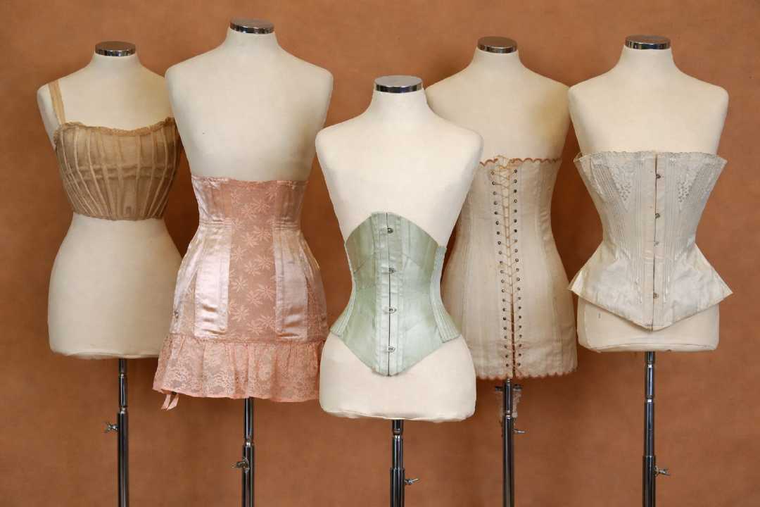 A Touch of Modern Corset in Royal Clothing