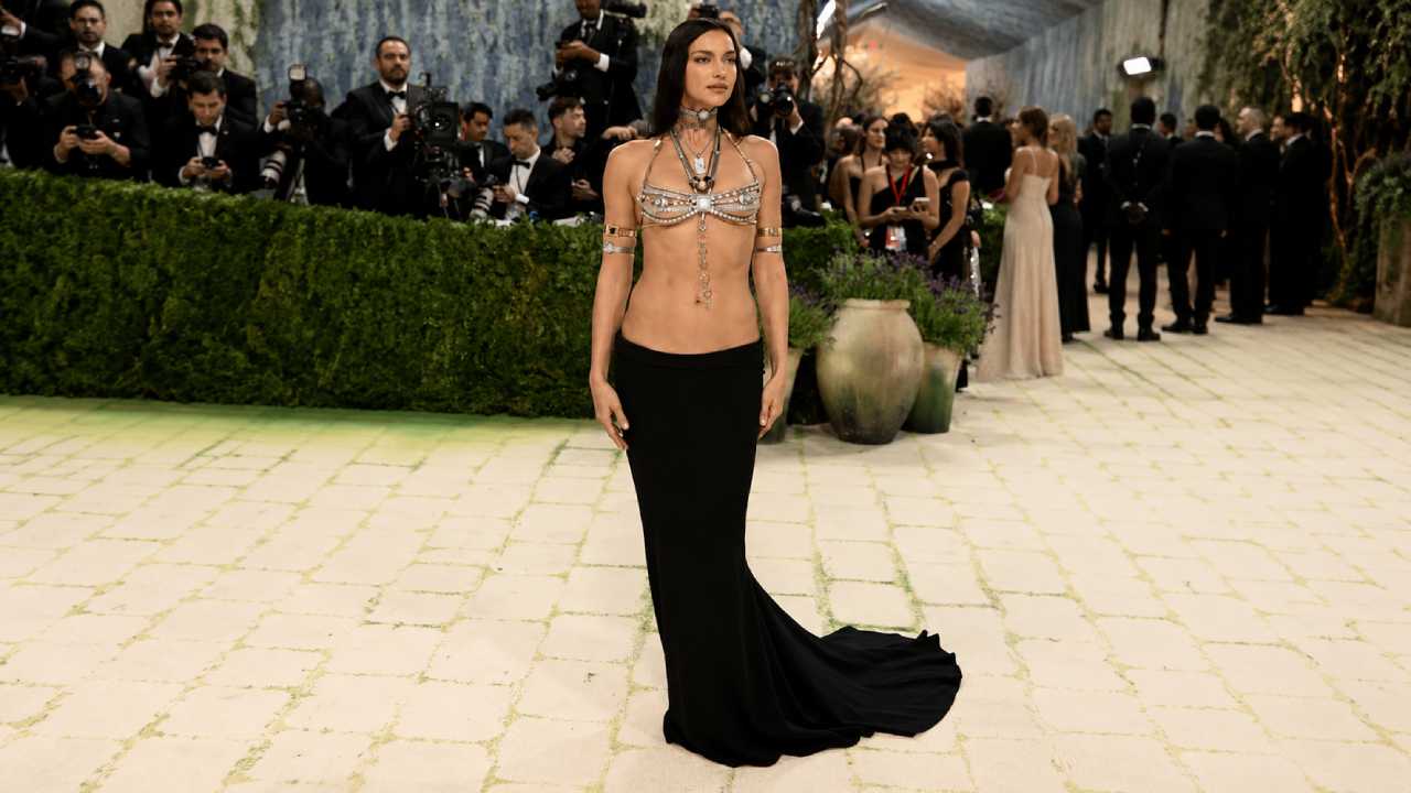 Irina Shayk Goes Viral with "Jewelry Top" Outfit, Artistic Fashion