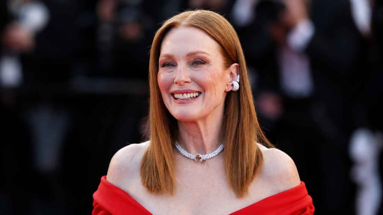 Everyone Is Talking About This Mid-Length Hair Trend for Mature Women
